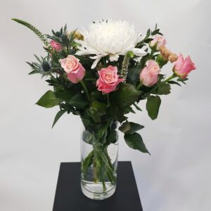Puolikorkea kukkakimppu Nuppulan ruususta, krysanteemista, neilikasta ja tädykkeestä.