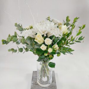 Puolikorkea runsas kimppu Nuppulan ruususta ja krysanteemista.