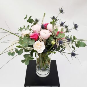 Matala, rento kukkakimppu Viherlandian Nuppulan ruususta, neilikasta, piikkiputkesta, jaloleinikstä