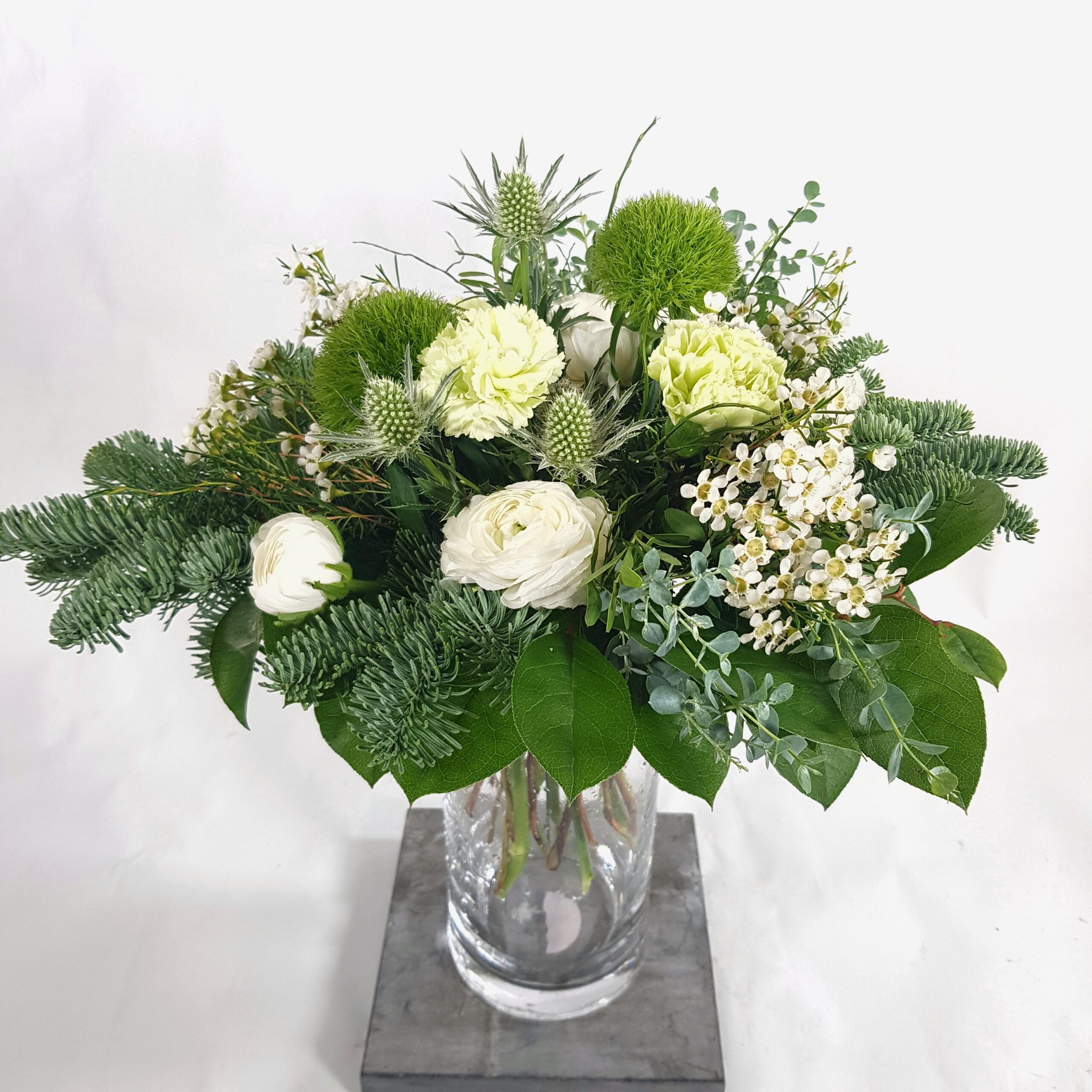 Matala kukkakimppu neilikasta, jaloleinikistä, vahakukasta ja piikkiputkesta.