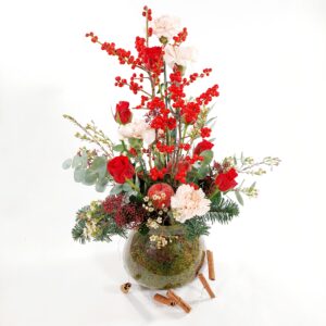 Kaunis ja kestävä korkea leikkokukka-asetelma punaisista ruusuista, neilikoista ja ilexin marjaisist