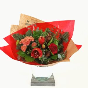 Viherlandiassa sidottu leikkokukkakimppu.