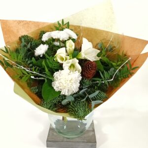 Viherlandiassa sidottu leikkokukkakimppu.