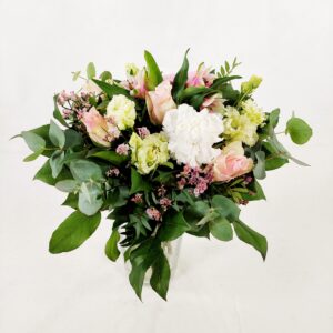 Matala ja pyöreä leikkokukkakimppu